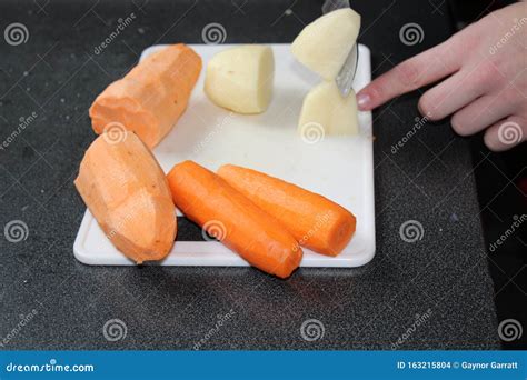 Imagen de patatas y zanahorias frescas listas para cocinar.