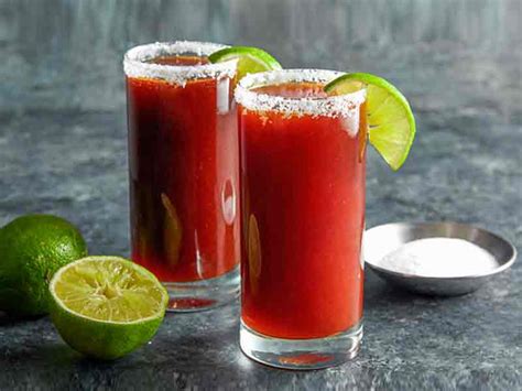 Vasos con coctel vampiro y guarnición