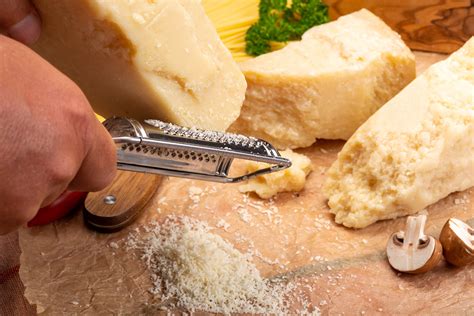 Rallando queso parmesano para hacer crujientes