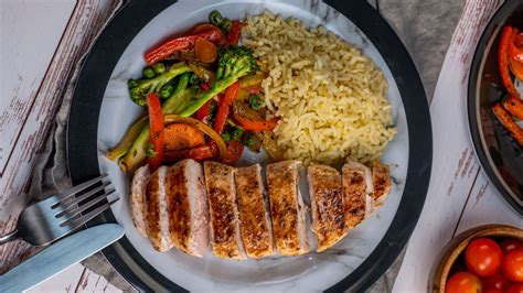Plato saludable con pechuga de pavo asada y verduras