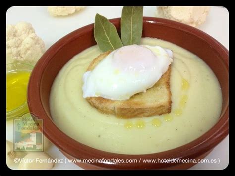 Huevo escalfado sobre crema de coliflor