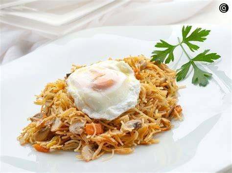 Plato de fideos con verduras y huevo