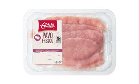 Bandeja de pechugas de pavo frescas listas para cocinar