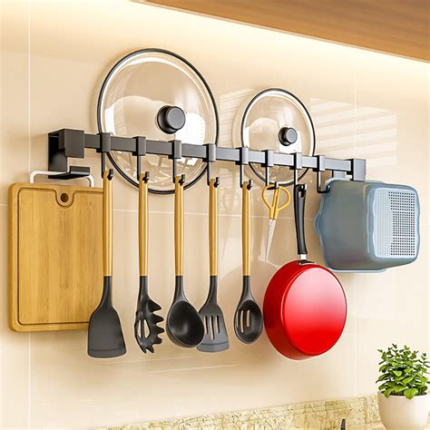 Riel con ganchos para colgar utensilios de cocina