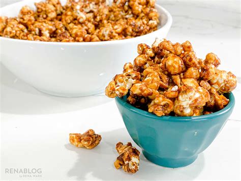 Imagen de palomitas de caramelo recién hechas y crujientes