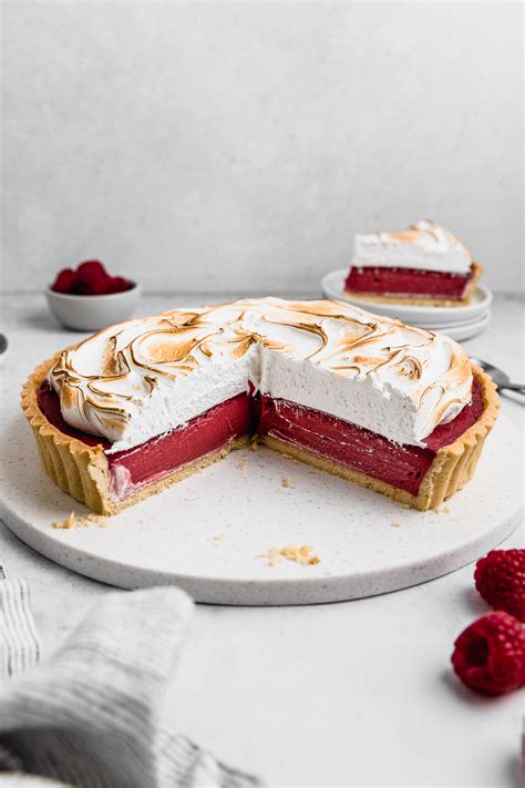 Tarta de frambuesa decorada con merengue suizo