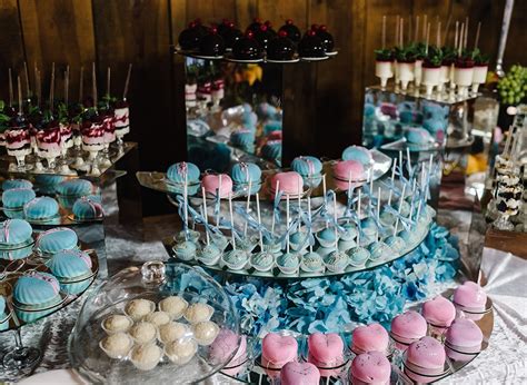 Mesa decorada con diferentes postres de frambuesa