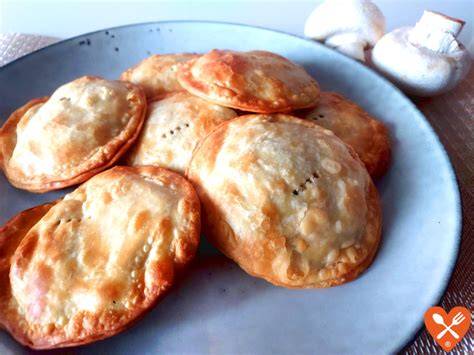 Imagen de empanadillas dorándose en aceite caliente
