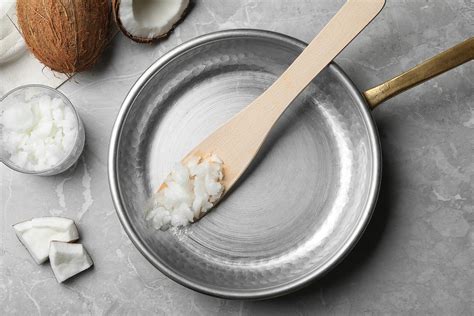Proceso de derretir el aceite de coco en un bol