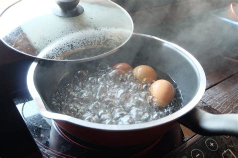 olla con huevos cociendo en agua hirviendo