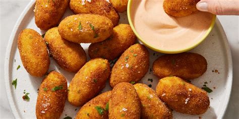 Manos formando croquetas de patata