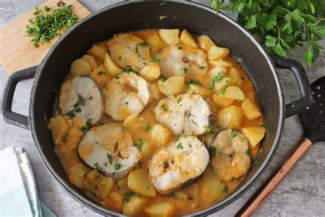 variedad de preparaciones de patatas para acompañar pescado