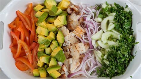 variedad de ensaladas frescas para acompañar pescado