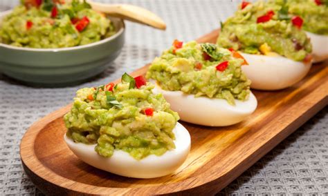 Huevos rellenos de guacamole
