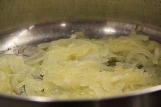 Cebolla pochada en sartén