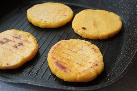 Proceso de cocción de arepas en sartén