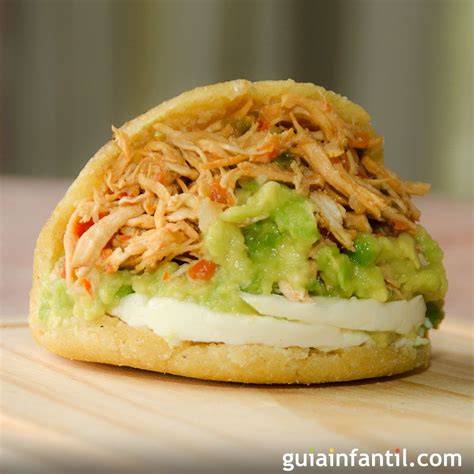 Arepas rellenas de alubias, plátano y aguacate