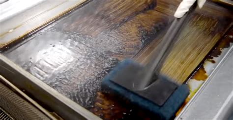 Proceso de limpieza de una plancha de asar
