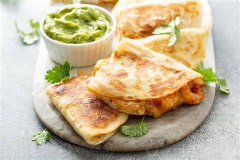 quesadillas recién hechas servidas con guacamole