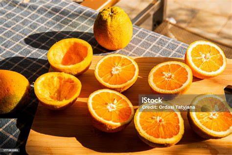 Naranjas cortadas por la mitad listas para exprimir