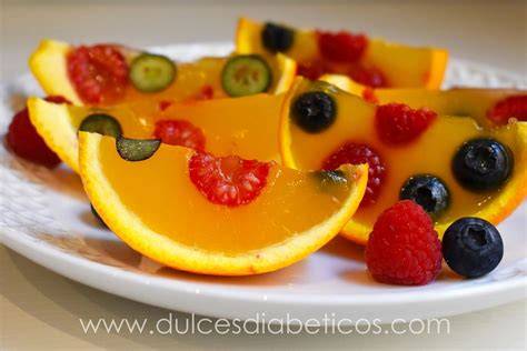 Gelatina de naranja servida en cáscaras de naranja con frutos rojos