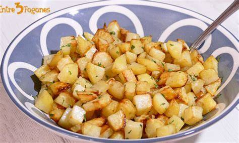Patatas fritas en dados perfectas para acompañar la sepia