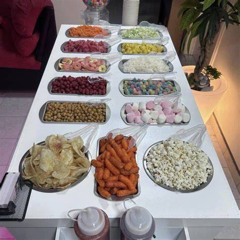 Mesa de snacks con palomitas de caramelo