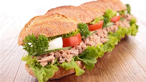 Bocadillo de atún y huevo duro servido