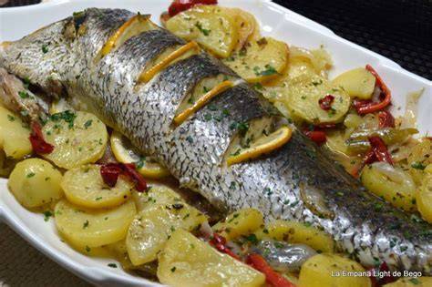 Pescado al horno servido en bandeja con guarnición de patatas y perejil
