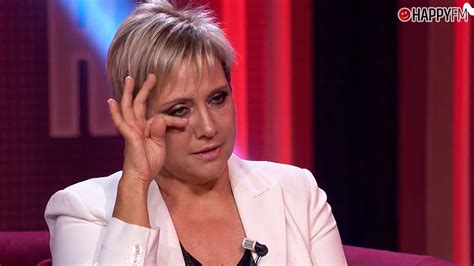 Glòria Serra en el plató de televisión durante la entrevista