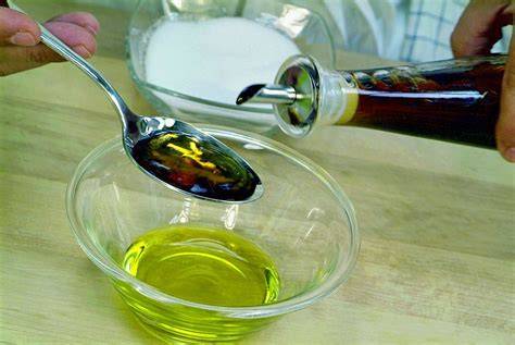 Proceso de mezcla de ingredientes para vinagreta en un bol