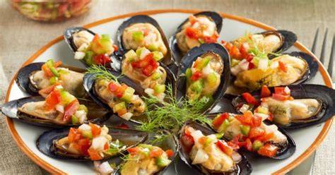 Plato de mejillones al vapor con vinagreta de pimientos y cebolla