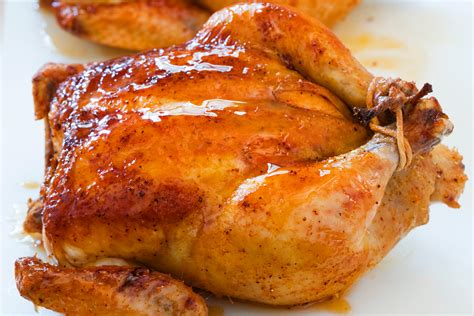 pollo asado recién hecho en un asador tradicional