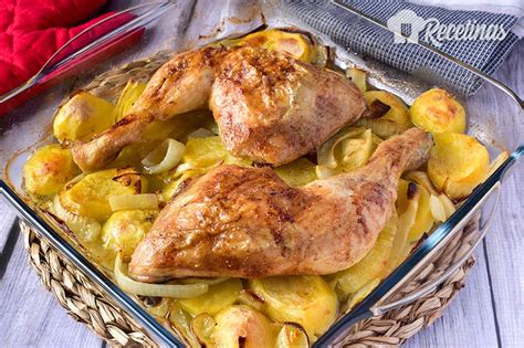 Plato servido de cuartos traseros de pollo al horno con patatas