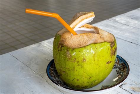 Joven coco verde con agua de coco