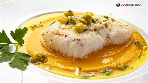 Plato de merluza con salsa de zanahoria y cebolla