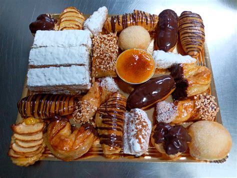 Variedad de bollería y pastelería de La Luna