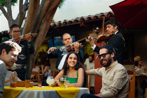 Ambiente festivo en un restaurante mexicano con música en vivo