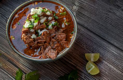 Mesa con platillos de barbacoa y consomé