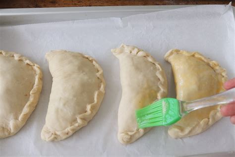 Formado de las empanadillas antes de hornear