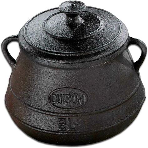 Ollas y sartenes de hierro fundido en una cocina