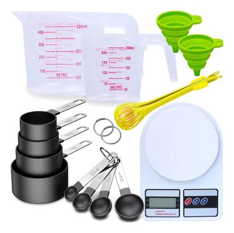 Utensilios de repostería: báscula y cucharas medidoras
