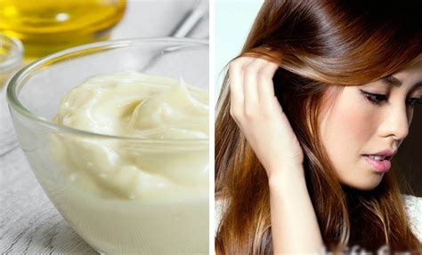 Mujer aplicando mayonesa en su cabello como mascarilla