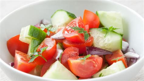 Plato de ensalada fresca de pimiento, tomate, cebolla y pepino