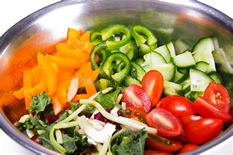 Ingredientes frescos para ensalada: tomates, pepinos, pimientos, cebollas