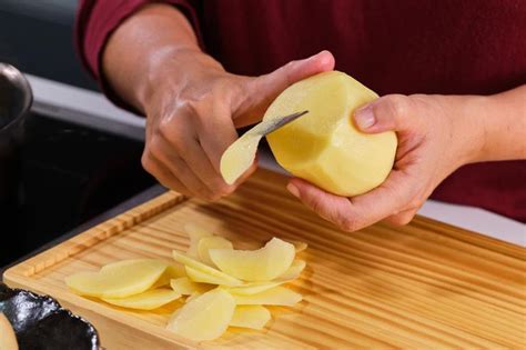 Patatas cortadas en láminas finas listas para cocinar