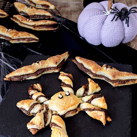 Surtido de aperitivos de hojaldre con motivos de Halloween