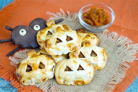 Detalle de hojaldres con forma de calabaza y caritas grabadas