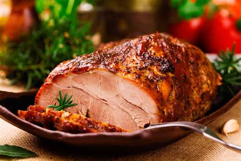 Lomo de cerdo cocinado al horno con costra de sal