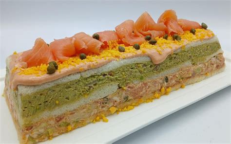 Pastel frío de gambas y aguacate en capas